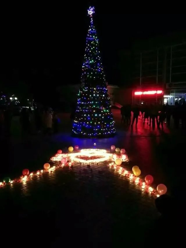 你怎么看待男生在女生宿舍楼下摆蜡烛的告白方式？