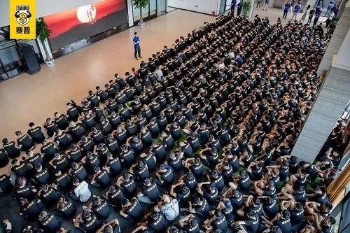 见到健身教练应该说什么话？每次去健身房看见教练都不你和说些什么