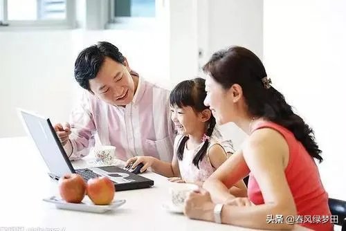 最近网上频出家长抱怨孩子上网课，各种吐槽的情况，孩子学习教育责任到底归老师还是父母？