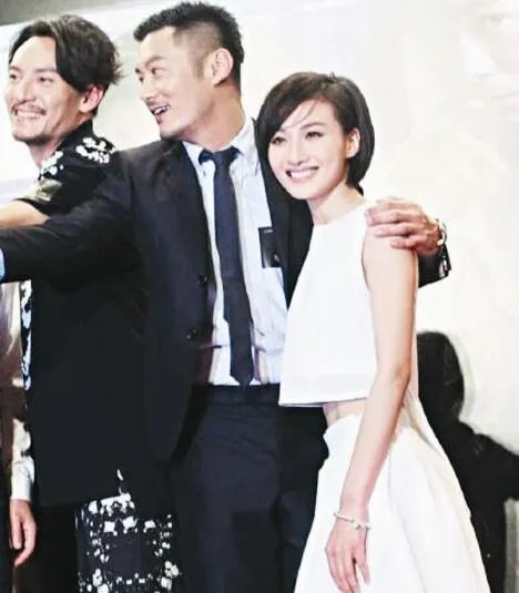 黄伊汶《自己》唱哭余文乐 与旧爱再见亦是朋友挽手臂合影