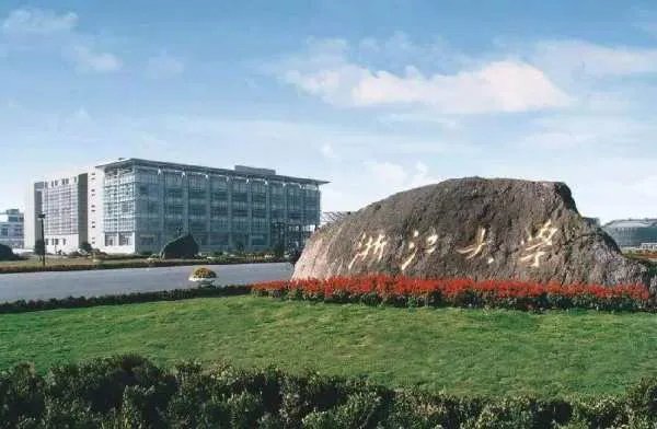 鲲龙AG600海上首飞成功，还有人会说读书没用吗？