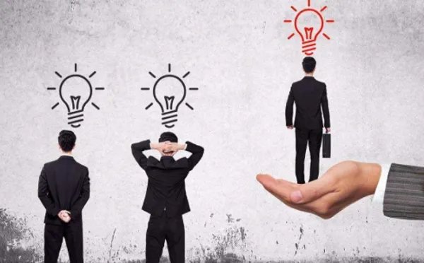 成都一女子花13万找工作1年没音讯，你认为女子该如何维权？