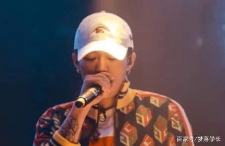 夜宿门过去三年了，Pgone发新歌嘲讽贾乃亮，他和李小璐还在一起吗？