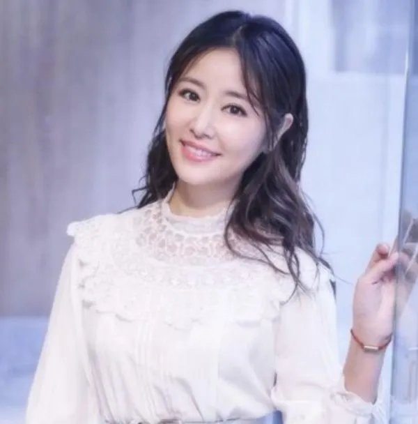 林心如硕士毕业照曝光，微微一笑可爱温婉，她的状态如何？