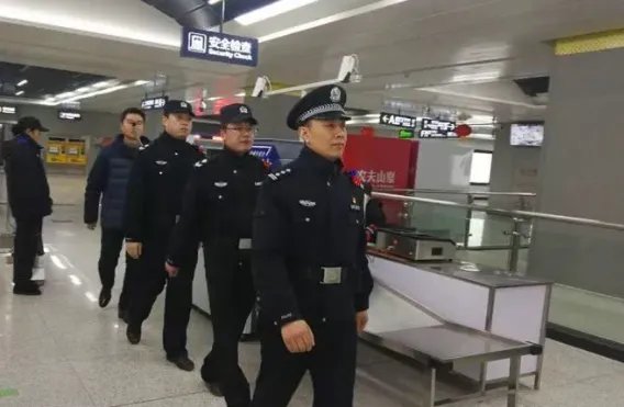 武汉地铁女乘客突发心脏病，辅警狂奔买药急救，你如何看待他的善举？