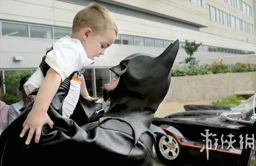 真实的超级英雄：男子扮“蝙蝠侠”行善 不幸车祸去世