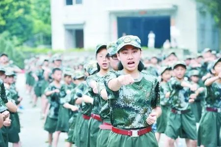 河北三名少年参加夏令营被殴写纸条求救,涉事校长将会面临什么处罚?