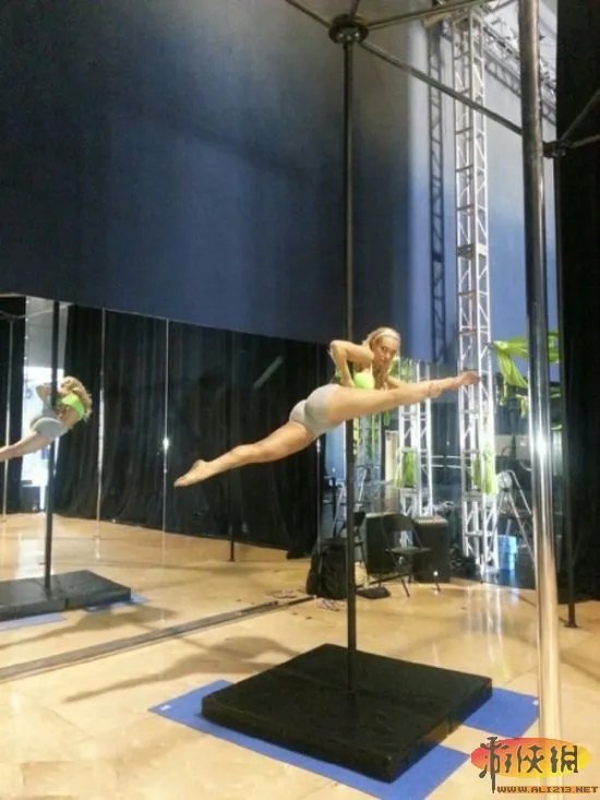 诱人丰乳翘臀 性感皇后COCO Austin火辣钢管舞