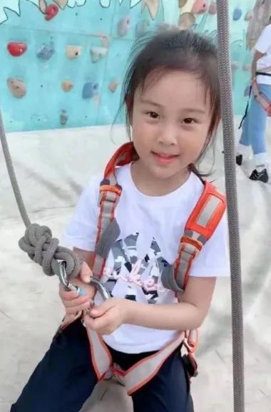 李小璐带甜馨外出，高调出行，女儿被嘲穿得像村姑