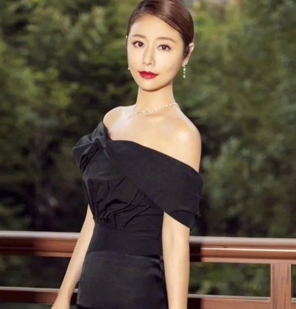 林心如硕士毕业照曝光，微微一笑可爱温婉，她的状态如何？