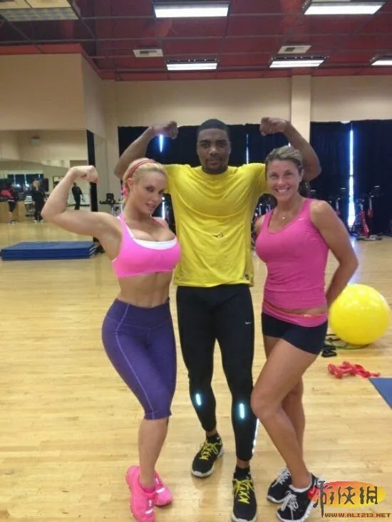 诱人丰乳翘臀 性感皇后COCO Austin火辣钢管舞