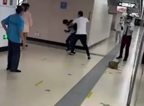 引发关注！武汉一男子乘地铁不戴口罩被同车乘客殴打，这算不算道德绑架？