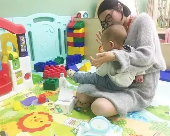 一2岁男童两分钟遭老师掌掴8次一事引关注，此事中有哪些值得关注的信息？