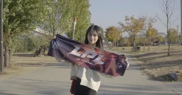 Rookie公布恋情：女友是英雄联盟官方主持人小钰