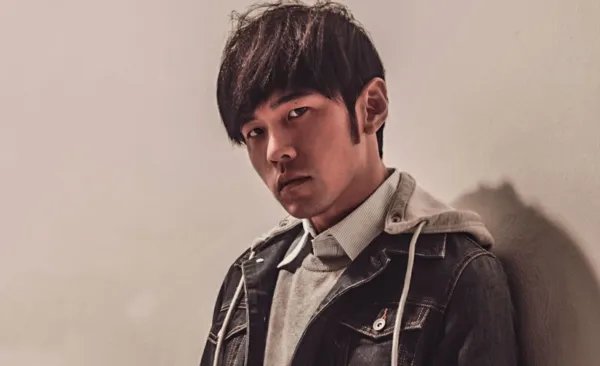 周杰伦凌晨取关王力宏，此举有何深意？