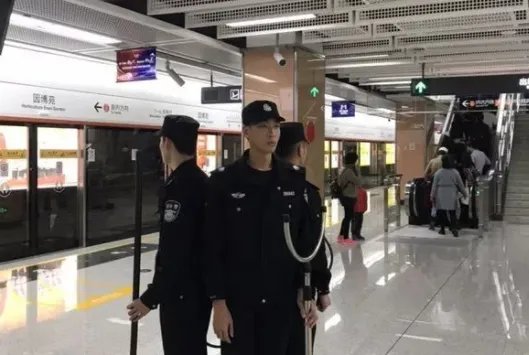 武汉地铁女乘客突发心脏病，辅警狂奔买药急救，你如何看待他的善举？