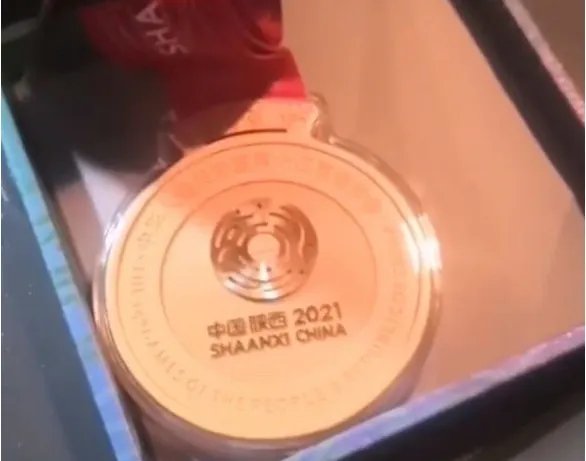 你如何看待西安司机捡到全运会金牌误以为月饼这件事？