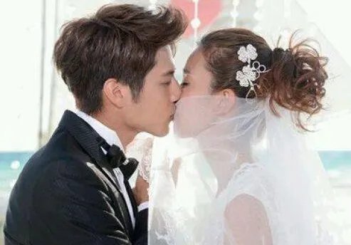 台湾偶像剧真爱黑白配吻戏剧照 胡宇威携陈庭妮演绎催泪神剧