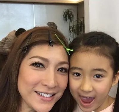 李咏娴微博公开女儿正面照 粉丝直呼太可爱