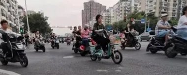 年薪30万男子偷电动车被拘