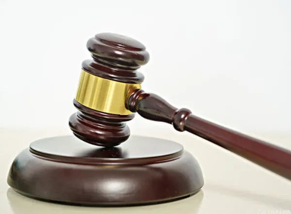 辽宁一女儿超市买零食后要求退款，爸爸掌掴收银员，父亲的这一行为合法吗？