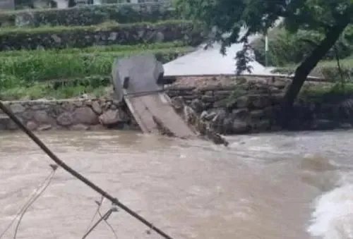 河南2村干部被洪水冲走