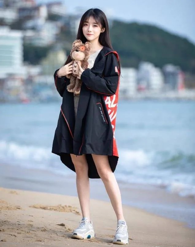 Rookie公布恋情：女友是英雄联盟官方主持人小钰